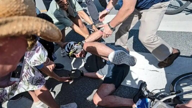 Joe Biden se cae de cabeza mientras se bajaba de bicicleta