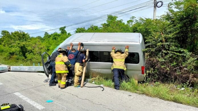 Chofer de van queda con pierna destrozada, luego de salirse de carretera Tulum-Playa del Carmen