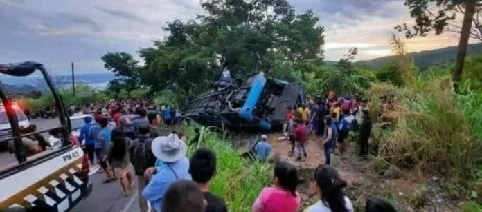 Una nueva tragedia ocurrió en Chiapas. Esta vez se volcó un autobús lleno de peregrinos. Nueve personas murieron y hay 28 lesionadas.