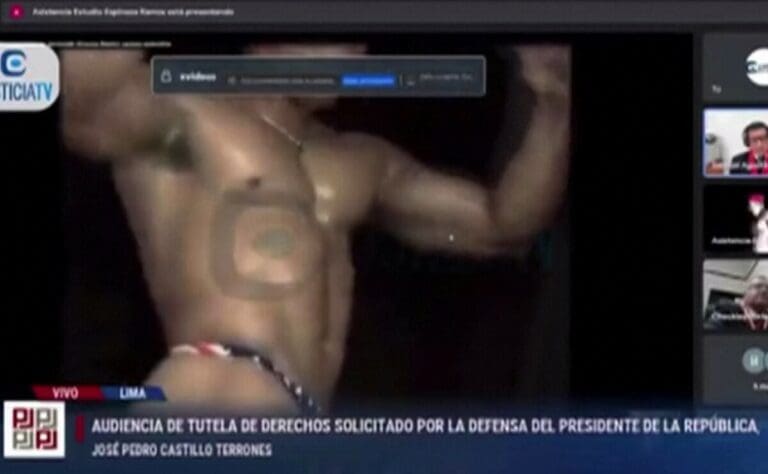 Aparece stripper en plena audiencia con el presidente de Perú