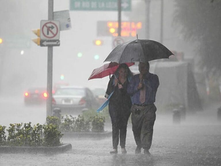 Huracán Blas causante de lluvias en 30 estados del país