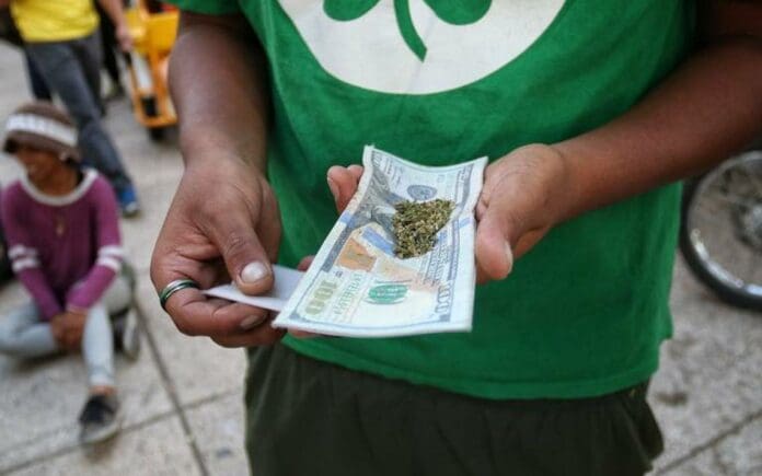 En una escuela primaria, 38 niños se intoxicaron con marihuana