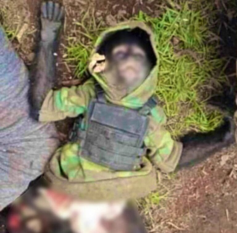 Monito vestido de sicario murió en enfrentamiento armado en Edomex