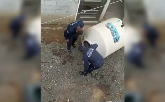 Rescatan a menor de cinco años en Chalco, estuvo durante horas en un tinaco