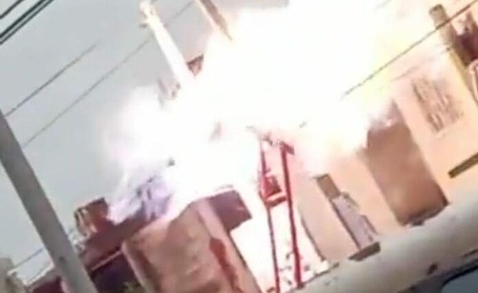 El empleado de una empresa de tv por cable acabó electrocutado y calcinado luego de que tocara los cables de alta tensión. Terrible.