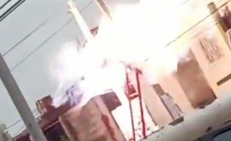 El empleado de una empresa de tv por cable acabó electrocutado y calcinado luego de que tocara los cables de alta tensión. Terrible.