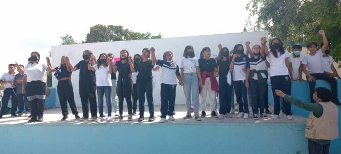 Alumnos de secundaria de Puerto Aventuras protestan contra profesor acusado de acoso sexual