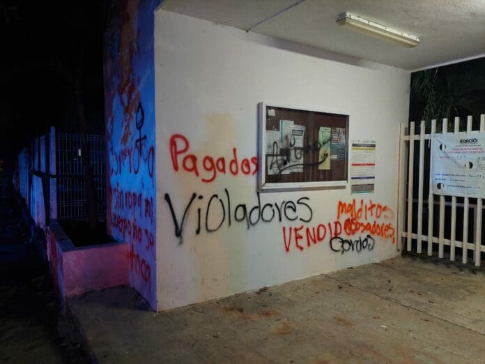 Tras presunto caso de acoso sexual contra alumna, vandalizan secundaria en Puerto Aventuras