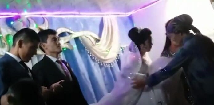 Durante su boda, hombre golpea a su esposa porque le ganó en un concurso