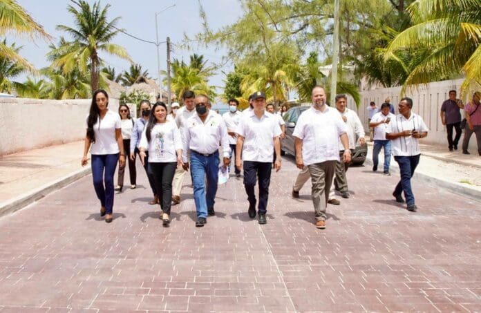 Las acciones sociales y la obra pública contribuyen a disminuir la desigualdad para que la gente viva mejor: Carlos Joaquín