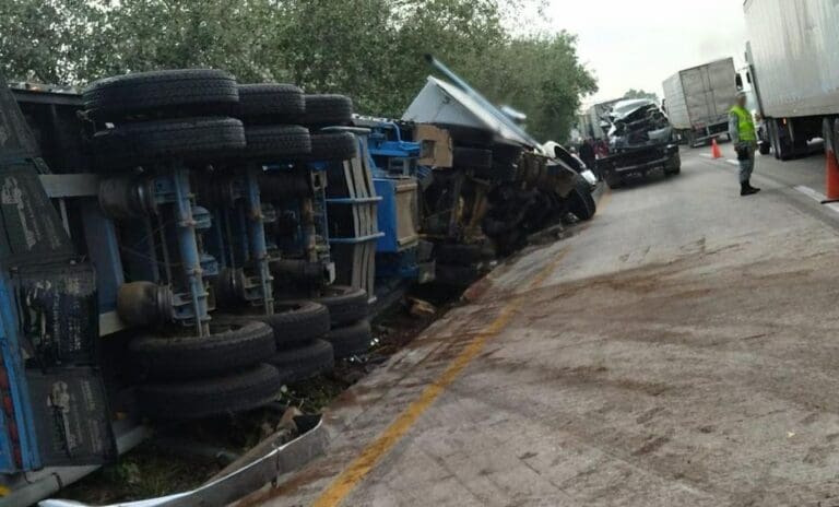 Chofer de tractocamión provoca choque múltiple en la México-Querétaro