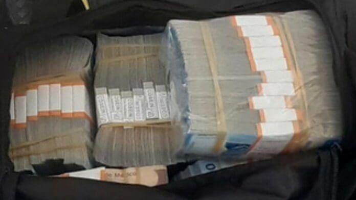 En una estrategia nacional, integrantes de la Guardia Nacional detuvieron en el Aeropuerto Internacional de Acapulco a un pasajero en posesión de casi 10 millones de pesos (Mdp) sin documentación que acreditara su legal procedencia.