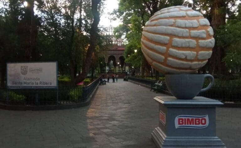 Polémica causó la aparición del monumento a la concha, sobre todo porque es más que nada publicidad; ya fue retirado.