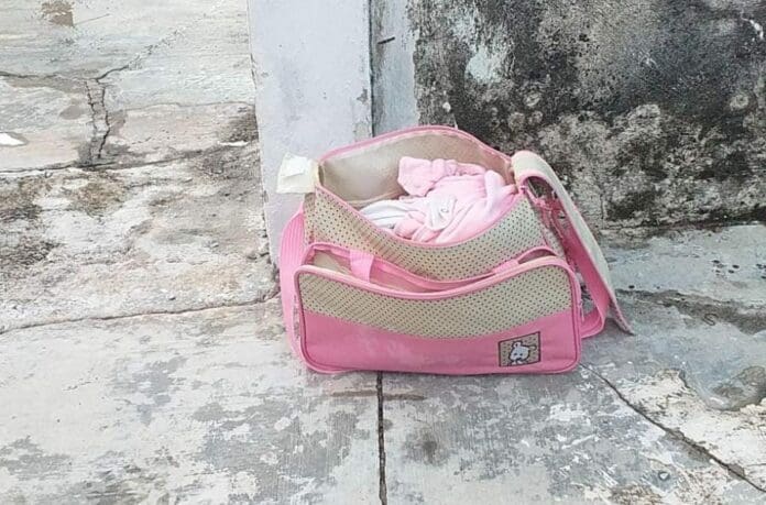 Hallan a bebé en una pañalera abandonada en Cancún