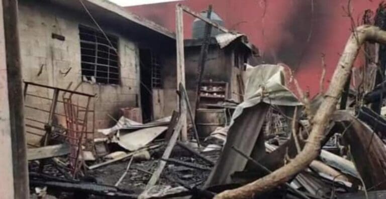 Terrible. Un incendio en una vivienda acabó con la vida de tres pequeñas de 8, 10 y 12 años de edad respectivamente. La madre está grave. Foto: Redes sociales