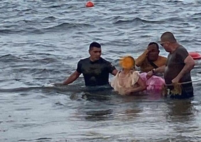 Vivió para contarlo. Una mujer fue arrastrada por el mar en Playa del Carmen. Por suerte logró aferrarse a la barrera antisargazo. Se salvó.
