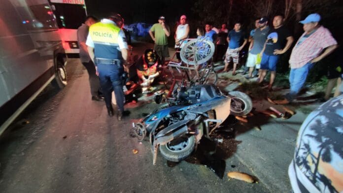 Fuerte accidente entre motocicleta y triciclo deja a un panadero lesionado en Playa del Carmen￼