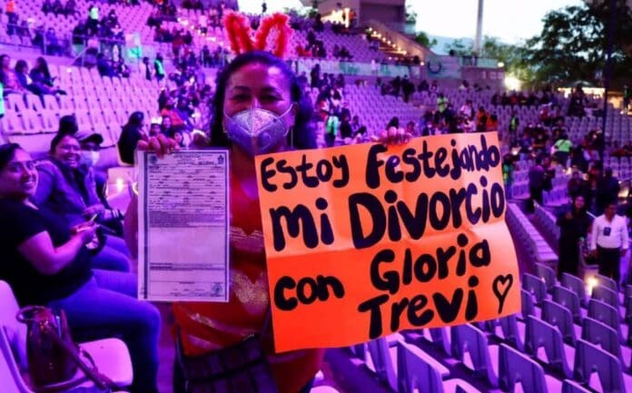 Mujer festeja su divorcio en concierto de Gloria Trevi