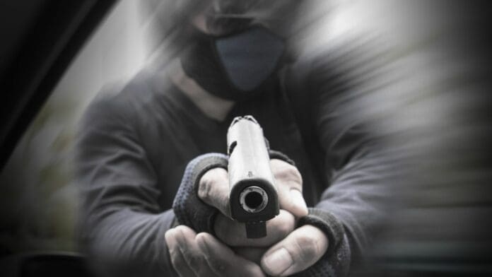 VIDEO: Asaltan en Edomex a pasajeros de combi mientras mujer suplica que no se lleven sus medicinas