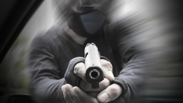 VIDEO: Asaltan en Edomex a pasajeros de combi mientras mujer suplica que no se lleven sus medicinas