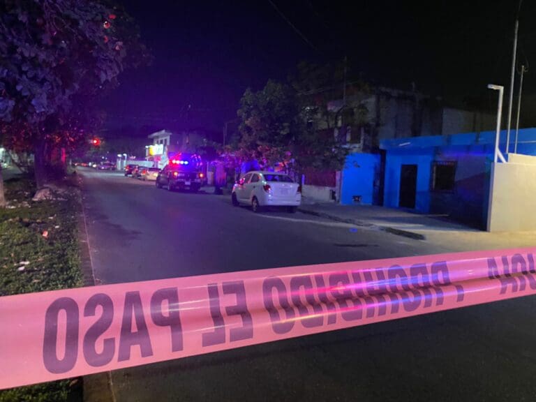 Balean auto estacionado en las inmediaciones del Bachilleres 2 de Cancún￼