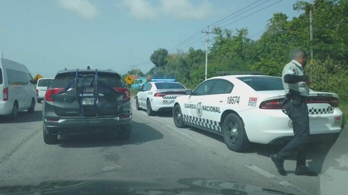 Volcadura provoca intenso tráfico en el tramo carretero Playa del Carmen-Puerto Morelos￼