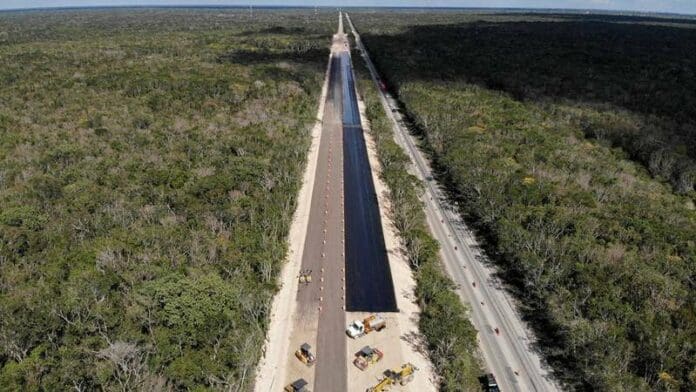 Obras del Tren Maya pasan por encima de una carretera milenaria