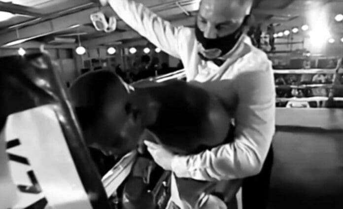 El boxeador que quedó desorientado hace unos días mientras peleaba y lanzaba golpes al vacío, perdió la vida. Descanse en paz. Foto: Captura de video