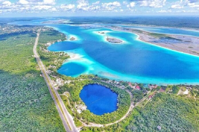 Denuncian a extranjeros por dañar los estromatolitos de la laguna de Bacalar