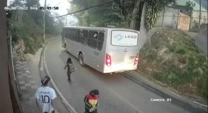 Pasajeros de un autobús bajan a ayudar a una mujer que estaba siendo agredida por un sujeto; todo quedó grabado. Foto: Captura de video