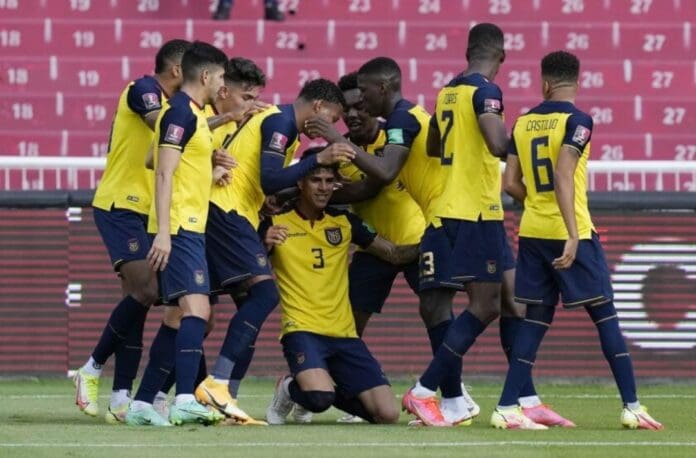 Hay una gran polémica. Un jugador defiende los colores de Ecuador, pero documentos demuestran que es colombiano. Foto: Redes sociales