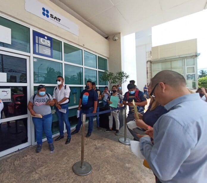 Largas filas en el SAT de Cancún por constancias fiscales