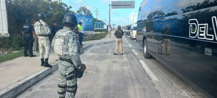 Detienen a dos extranjeros en un operativo del INM en Tulum