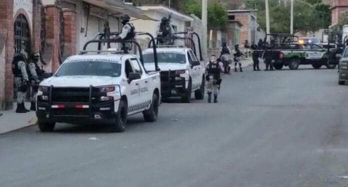 Seis personas fueron asesinadas luego de una junta vecinal a las afueras de una escuela en Salamanca, Guanajuato. Terrible. Foto: Captura de video