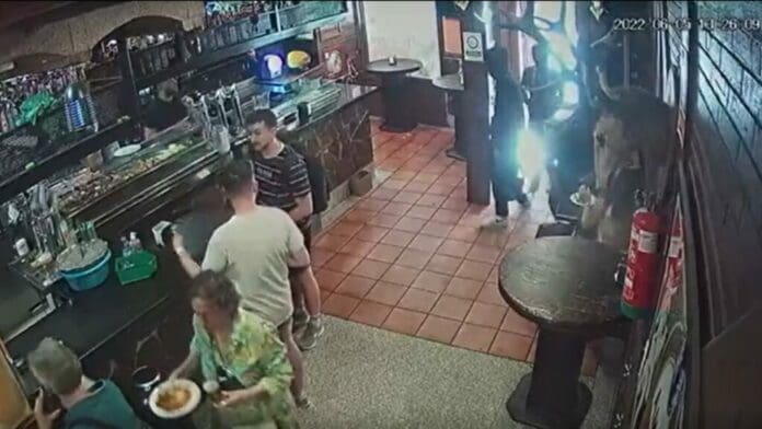 Camarero se salva de un tiroteo gracias a una pata de jamón