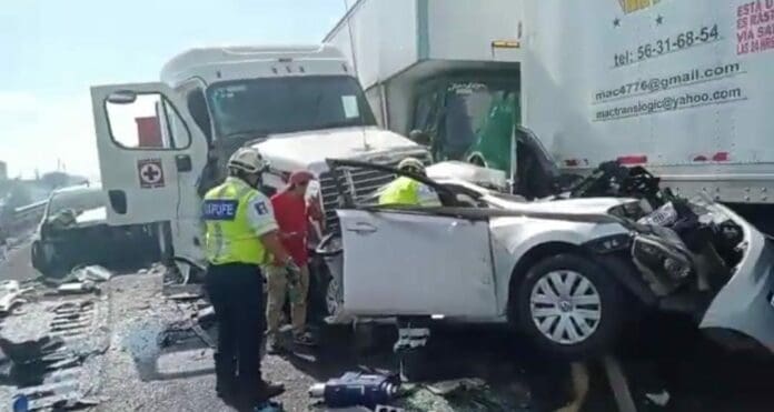 Una grave carambola ocurrida en la carretera Puebla-Veracruz dejó un saldo de al menos dos fallecidos y varios heridos. Foto: Captura de video