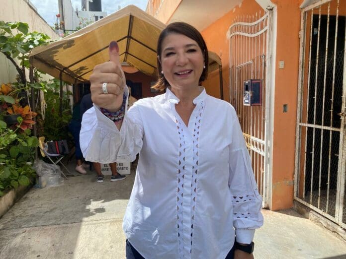 Kira Iris acude a emitir su voto