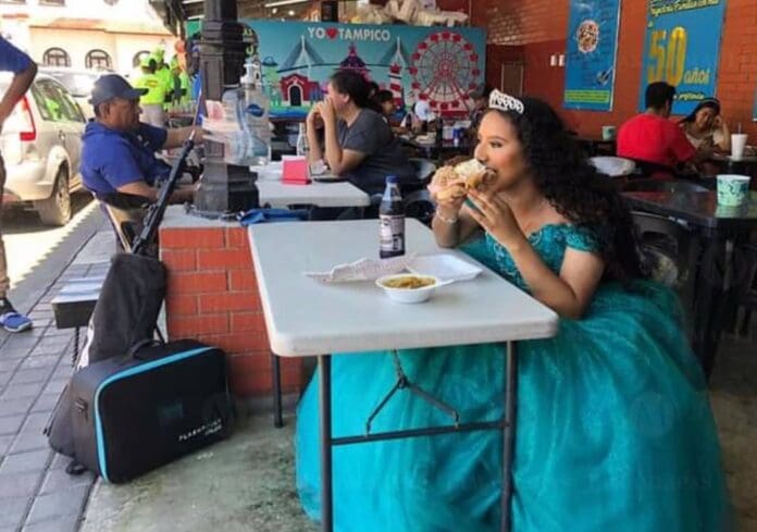 Quinceañera va por una 