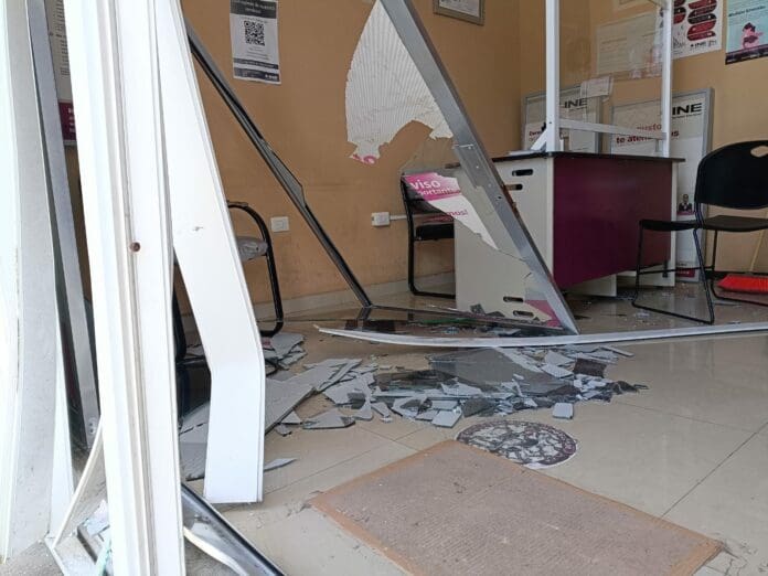 Choca agente de Tránsito contra módulo del INE en Playa del Carmen