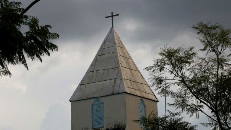 Sujetos armados ingresan a una iglesia y matan a feligreses