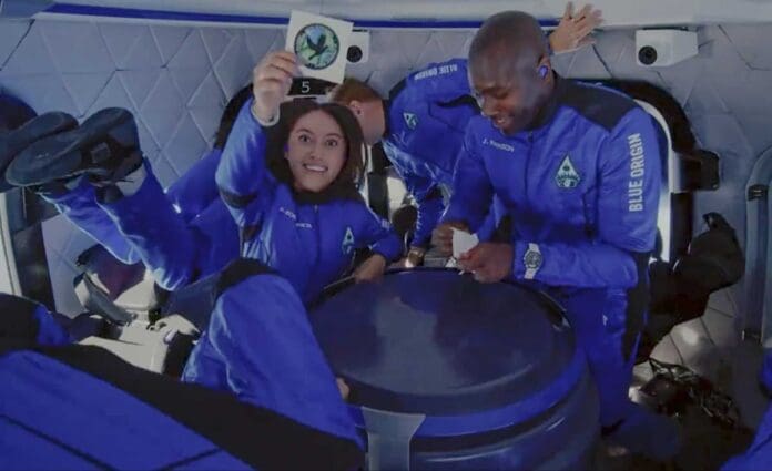 Mexicana vuelve a la tierra tras viajar al espacio