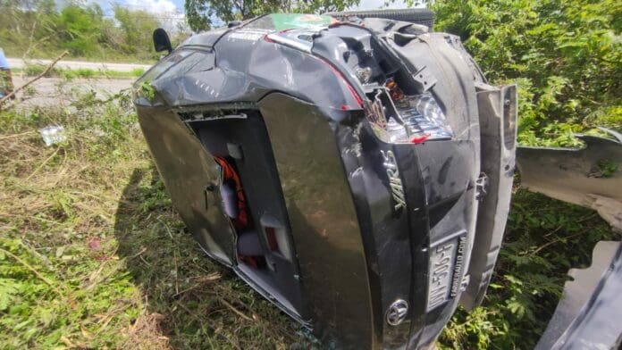 Conductor dormita y vuelca fuera de la carretera federal en Playa del Carmen  