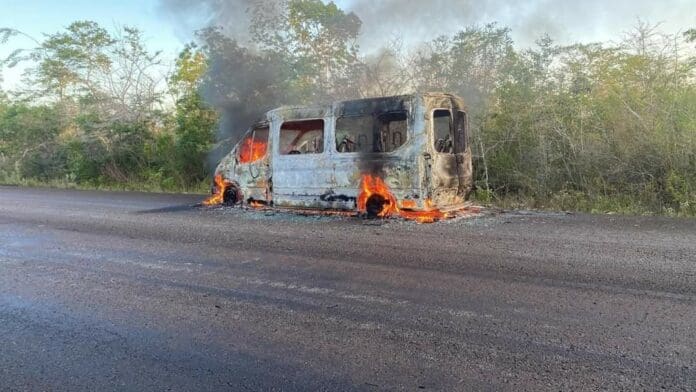Incendio calcina combi foránea en carretera Chetumal-Mahahual