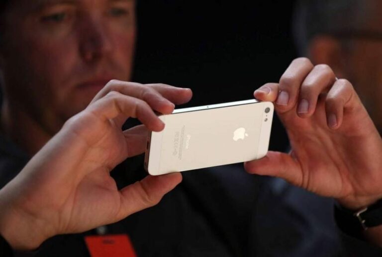 Graba a su colega para acusarla con sus jefes; él acaba sancionado