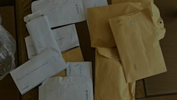 Mujer encuentra una gran suma de dinero escondida en unos sofás que encontró regalados por Internet