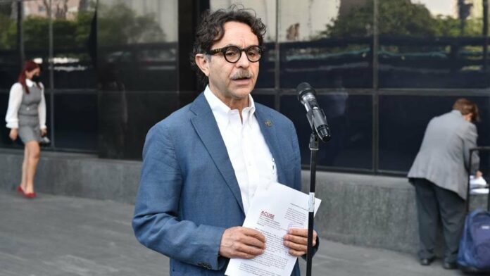 Gabriel Quadri denuncia a funcionarios por llegada de médicos cubanos