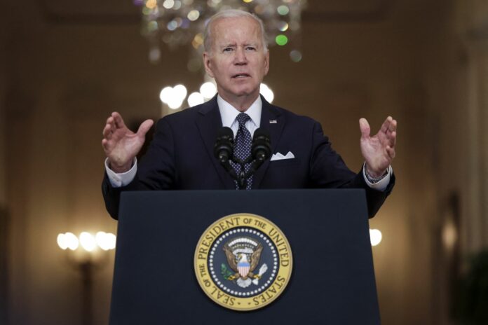 Biden urge a prohibir venta de armas de asalto a particulares