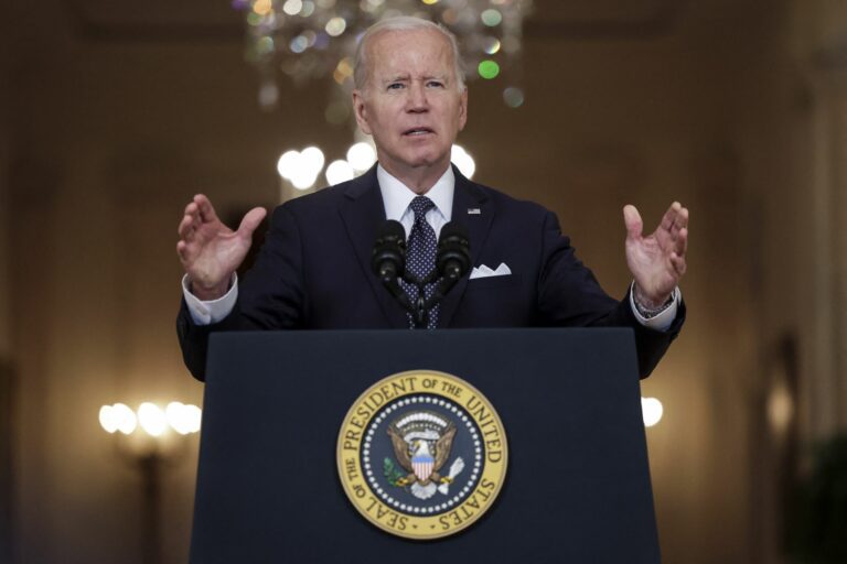 Biden urge a prohibir venta de armas de asalto a particulares