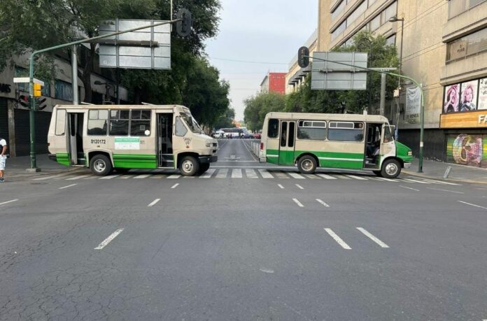 Tremendo caos vial se ha vivido en la Cdmx; transportistas bloquearon importantes avenidas desde temprano este jueves. Foto: Redes sociales
