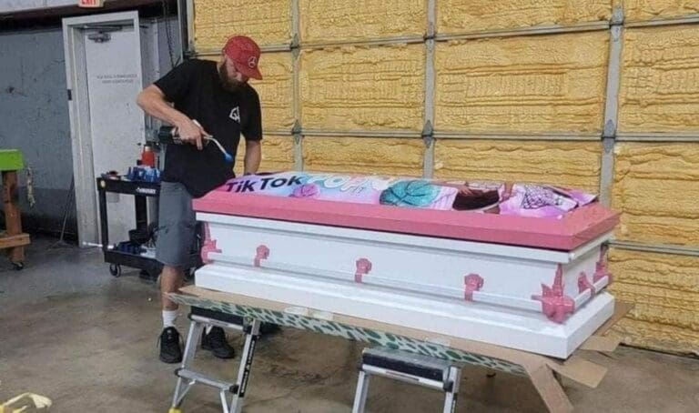 Un enorme gesto: una persona donó ataúdes personalizados a las víctimas de la masacre de Uvalde. La gente quedó muy conmovida. Foto: Soulshine Industries